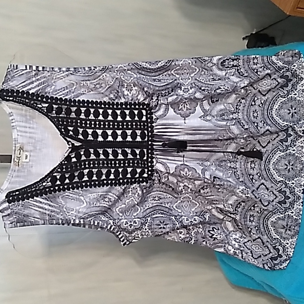 World Unity Large Black &White Print Short Sleeves Top